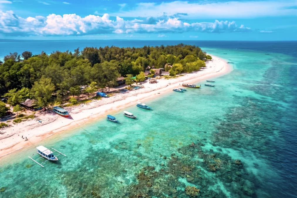 The coast and turquoise waters of Gili Trawangan